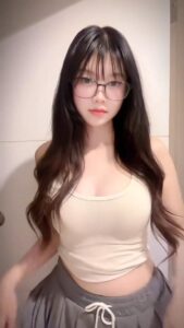 video bokep menantu seorang anak perempuan yang gembira melihat ibunya yang memainkan suaranya di bus malam