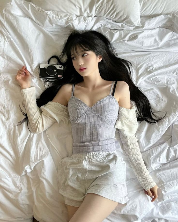 tebar pesona di atas ranjang tanpa busana body nya yang mulus idaman banyak pria
